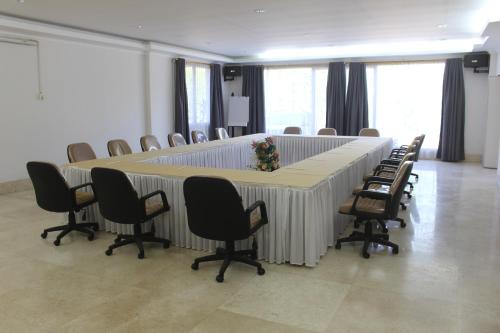 a large table and chairs in a large room at HOTEL & WISMA BINTANG JADAYAT in Bogor