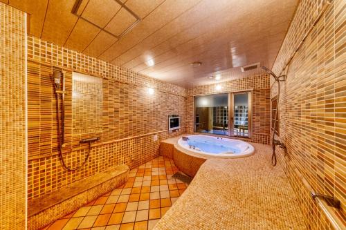 y baño grande con bañera y ducha. en Hotel Lotus Chiba -Adult Only, en Niikura