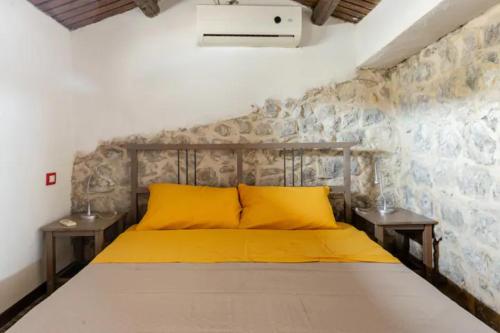 モーディカにあるverdemelaのベッドルーム1室(黄色い枕とテーブル2台付)
