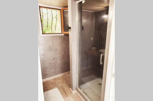 um chuveiro com uma porta de vidro na casa de banho em Charmant petit studio à 2 pas du village em Plan-de-la-Tour