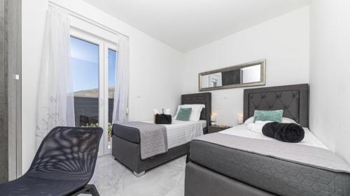 Katil atau katil-katil dalam bilik di Hedonist-Luxury 2 bedroom apartment with private HOT TUB, garden and free parking