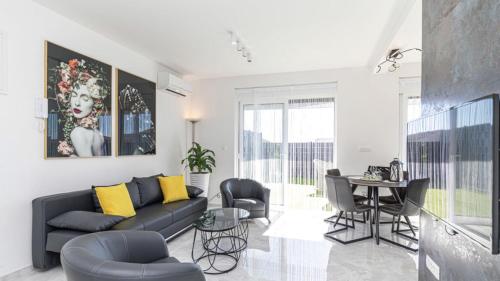 Hedonist-Luxury 2 bedroom apartment with private HOT TUB, garden and free parking