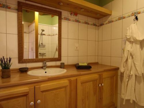 y baño con lavabo y espejo. en Gîte Araules, 3 pièces, 4 personnes - FR-1-582-263, en Araules