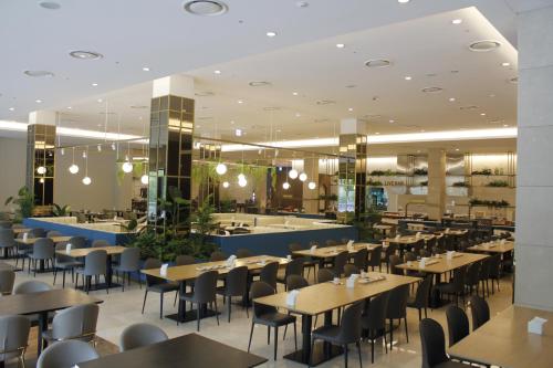 a dining room with tables and chairs in a restaurant at Lotte Buyeo Resort in Buyeo