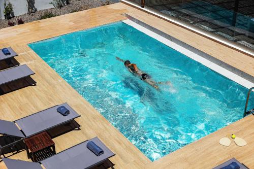 Bazén v ubytovaní Kipos Suites & Apartments alebo v jeho blízkosti