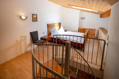 ein kleines Zimmer mit einem Etagenbett und einer Treppe in der Unterkunft Sportpark Fischen Ferienwohnung in Fischen im Allgäu