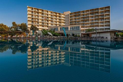 Bazén v ubytování Evia Riviera Resort nebo v jeho okolí