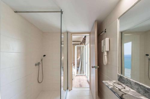 Ett badrum på Evia Riviera Resort