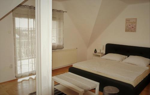 バラトンフレドにあるLudika Vendégházの小さなベッドルーム(ベッド1台、窓付)