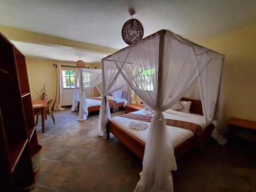 Postel nebo postele na pokoji v ubytování Mwanzo Lodge