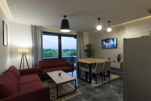Televisyen dan/atau pusat hiburan di Deluxe Feliciano Apartments