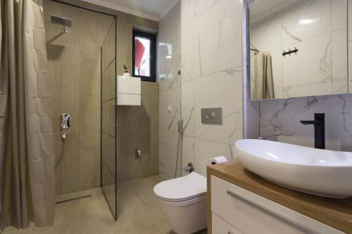Bilik mandi di Deluxe Feliciano Apartments
