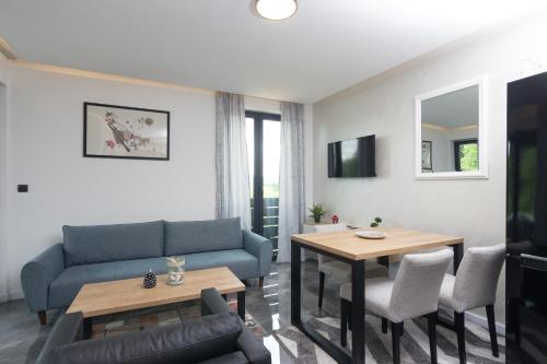 Ruang duduk di Deluxe Feliciano Apartments