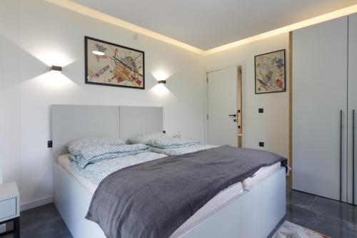Katil atau katil-katil dalam bilik di Deluxe Feliciano Apartments