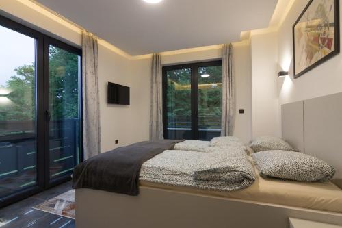Katil atau katil-katil dalam bilik di Deluxe Feliciano Apartments