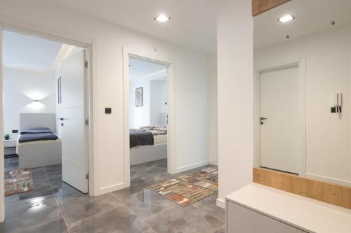 Bilik mandi di Deluxe Feliciano Apartments