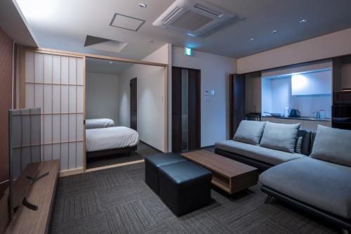 Uma área de estar em Randor Residence Hiroshima Suites