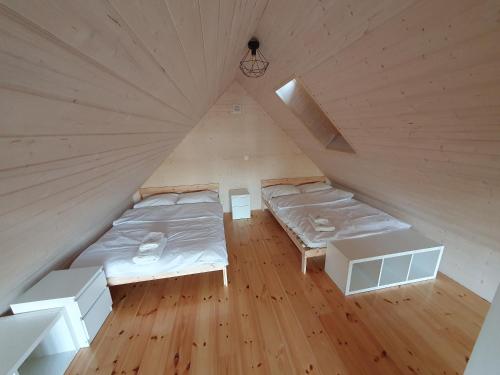 Säng eller sängar i ett rum på Ostrzycki Las domki nad jeziorem -balia-sauna-prywatny pomost