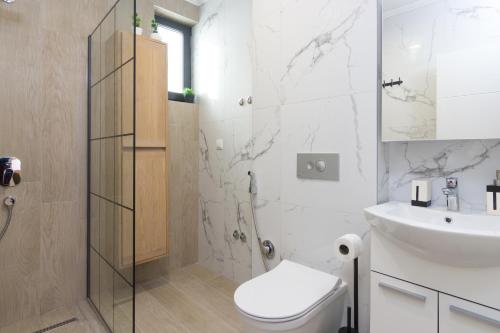 Bilik mandi di Deluxe Feliciano Apartments