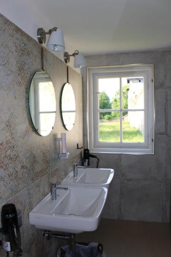 A bathroom at Stadtalm Naturfreundehaus