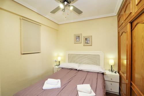 - une chambre avec un grand lit et 2 serviettes blanches dans l'établissement Coblanca 5 19-2, à Benidorm
