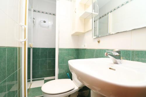 La salle de bains est pourvue d'un lavabo, de toilettes et d'un miroir. dans l'établissement Coblanca 5 19-2, à Benidorm