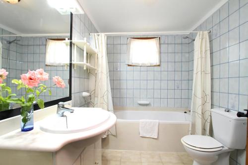 Un baño con lavabo, inodoro y bañera. en Almadrava - Paparri, en Pollensa