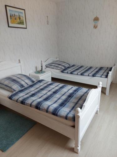 เตียงในห้องที่ Ferienoase Hattorf