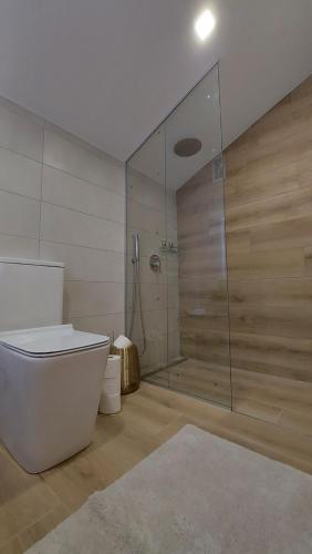 Ένα μπάνιο στο "Campello Beachside Duplex, Coastal Escape, only 50 meters from sea"