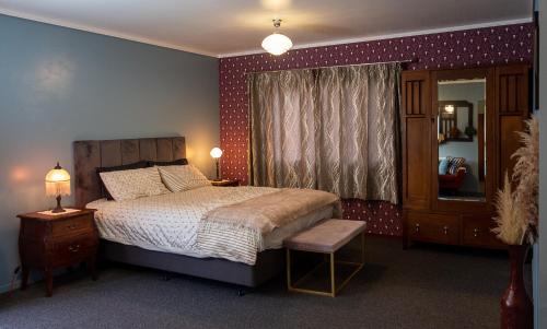 Un dormitorio con una cama grande y una ventana en ART DECO 1930s Design, en Napier