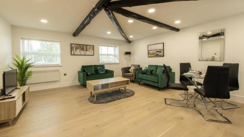uma sala de estar com mobiliário verde e uma televisão em Eden Grove Holiday Homes em Kirkby Thore