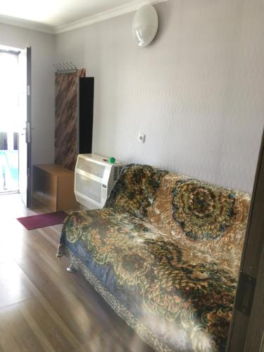 ein Schlafzimmer mit einem Bett mit einer Decke darauf in der Unterkunft Lux-2-or-1- persons Irodion Edoshvili Street #15 in Kutaissi