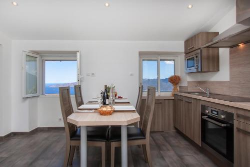 uma cozinha com mesa e cadeiras num quarto em Résidence de la Tour em Piana