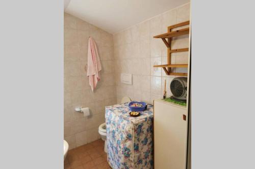Bathroom sa Alloggio turistico Id 14737 La mansarda Free Parking, wi-fi