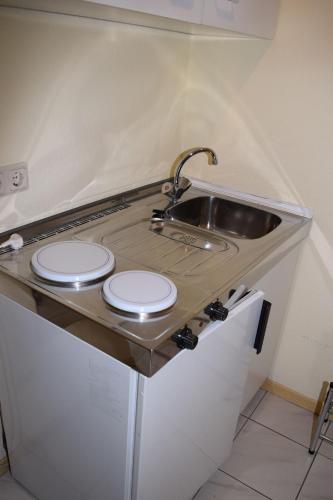a kitchen counter with a sink and two toilets at Gästehaus Herbert Kappes in Zeltingen-Rachtig