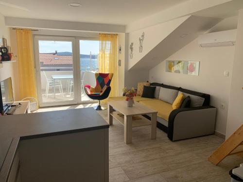 - un salon avec un canapé et une table dans l'établissement Apartments Lucie, à Biograd na Moru