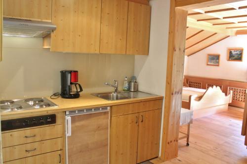 een keuken met een spoelbak en een fornuis bovenste oven bij Haus Schönblick in Brand