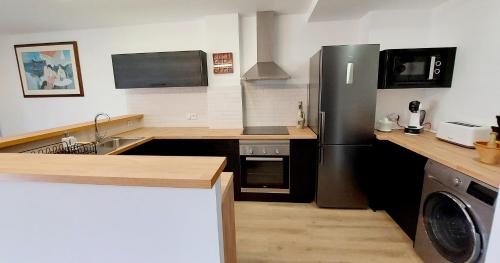 Η κουζίνα ή μικρή κουζίνα στο "Campello Beachside Duplex, Coastal Escape, only 50 meters from sea"