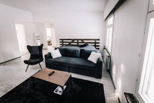 una sala de estar con un sofá y una mesa en SleepWell House Pyhätunturi with Sauna close to lake, en Pelkosenniemi