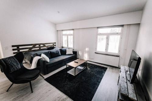 - un salon avec un canapé et une table dans l'établissement SleepWell House Pyhätunturi with Sauna close to lake, à Pelkosenniemi