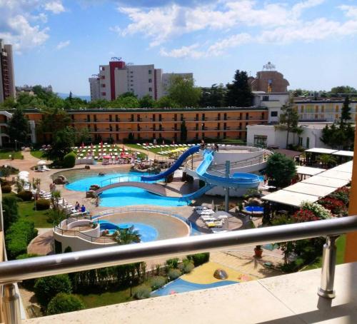 een uitzicht op een waterpark met een waterglijbaan bij Apartment Konstantin in Trakia Plaza in Sunny Beach