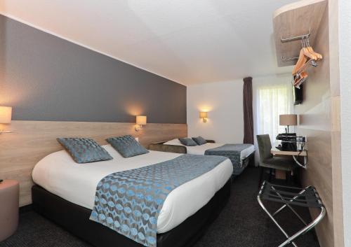 Una cama o camas en una habitación de Sure Hotel by Best Western Limoges Sud