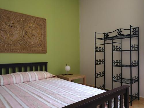 una camera con un grande letto e una foto appesa al muro di CASA 739 a Catania