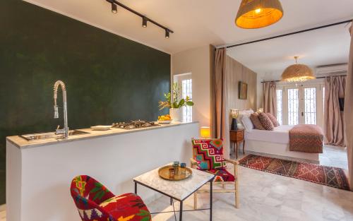 a living room with a sink and a bed at Dar El Gaied in Nabeul