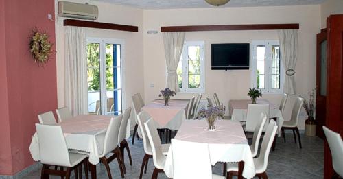 TV a/nebo společenská místnost v ubytování Venardos Hotel