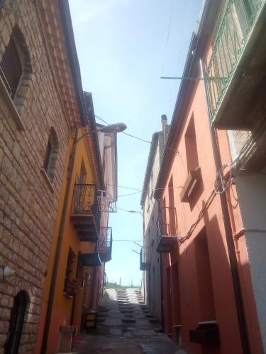 an alley between two buildings with the sky in the background at B&B ANDEMAR Rooms in Satriano di Lucania