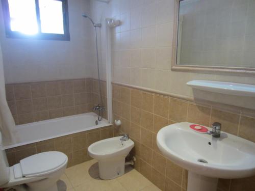 a bathroom with a sink and a toilet and a sink at Sirocco Apartamento in Oropesa del Mar