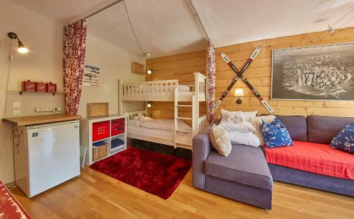 - un salon avec un canapé et des lits superposés dans l'établissement Appartement Bellevue Top 65, à Saalbach-Hinterglemm