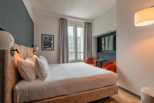 a bedroom with a bed and a couch at Hotel Tocq in Milan