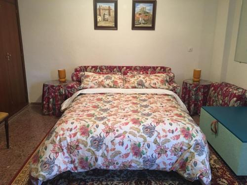 Tempat tidur dalam kamar di Apartamentos con bonitas vistas en el Pantano de Entrepeñas